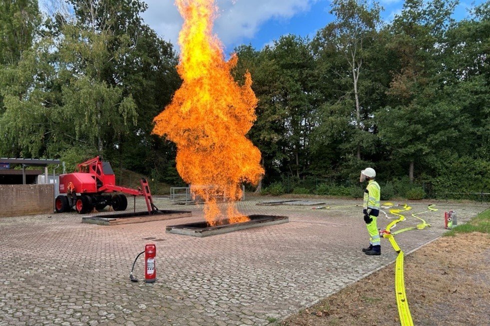 Simulation eines Gasbrandes mit Gasaustritt auf der Unterseite der Gasleitung