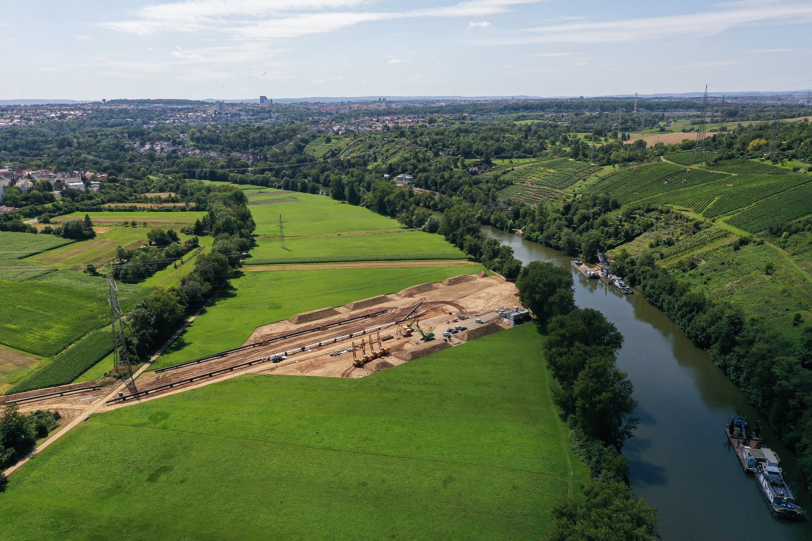 Überblick Gelände vor Ort, Fluss und Weinberg