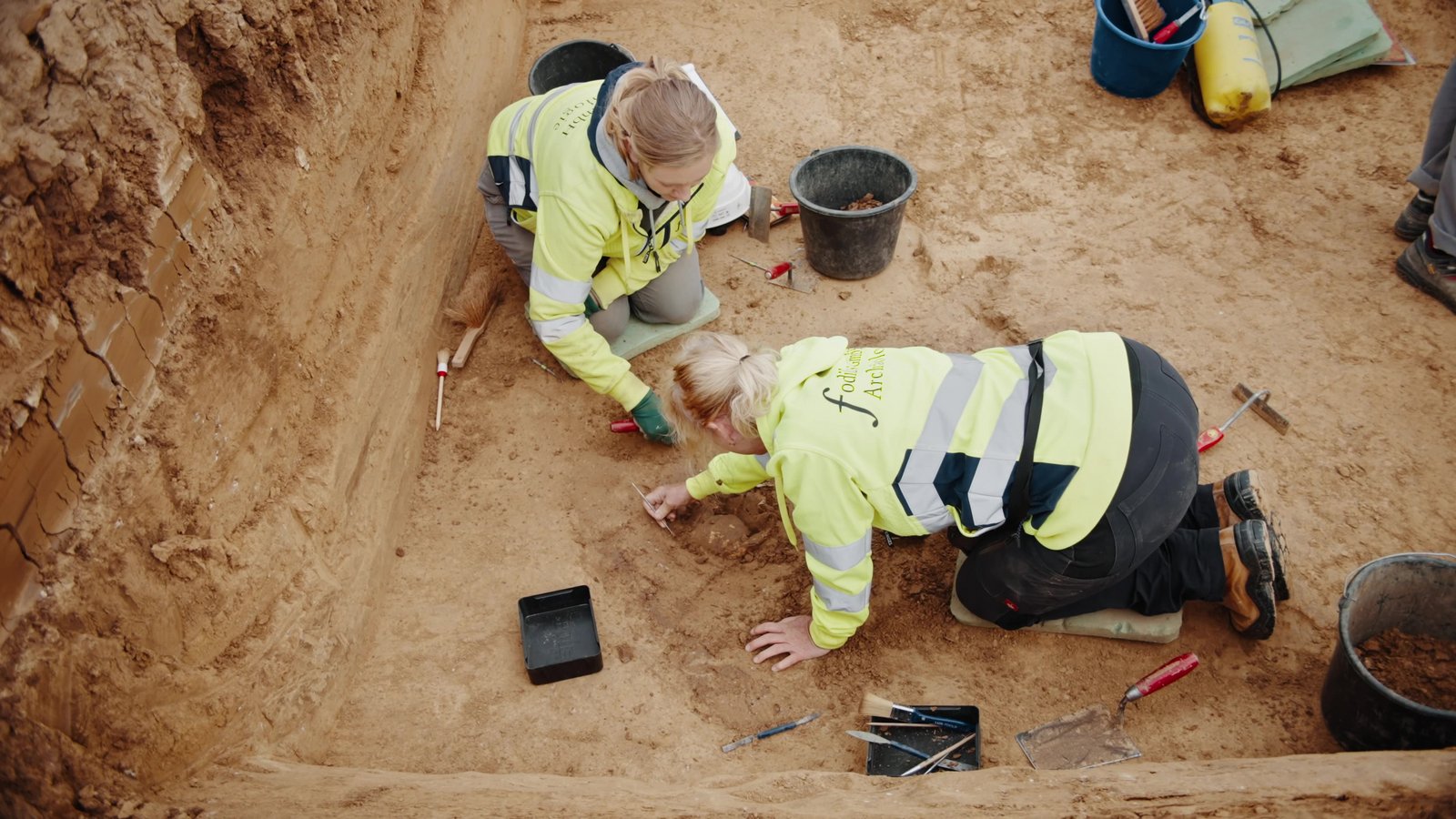 Sichern archäologische Funde auf dem Abschnitt der SEL 