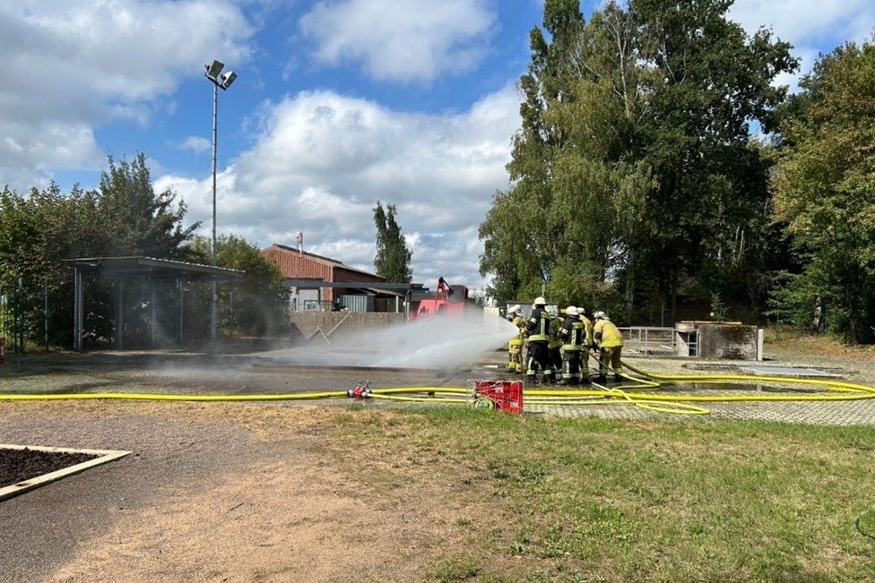 Simulation eines Gasbrandes mit Gasaustritt auf der Unterseite der Gasleitung
