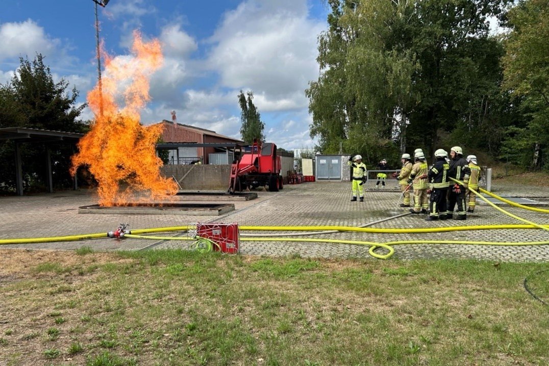 Simulation eines Gasbrandes mit Gasaustritt auf der Unterseite der Gasleitung