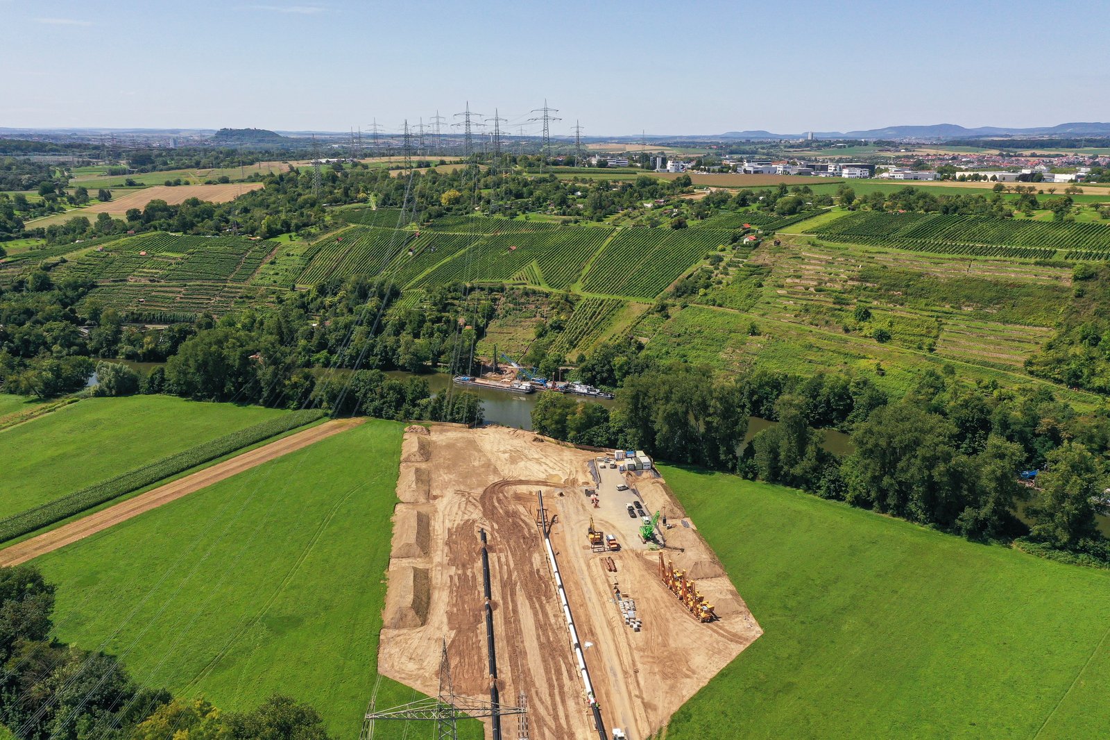 Gelände vor Ort, Fluss und Weinberg