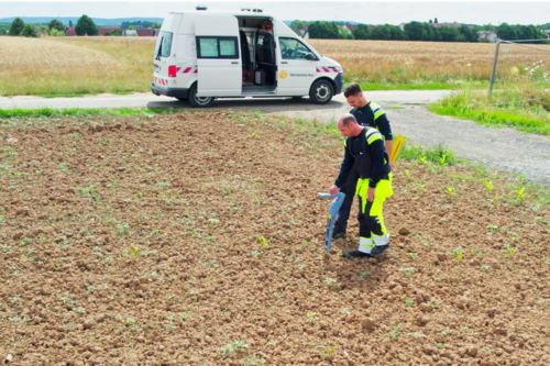 Die Kollegen lokalisieren die Gasleitung