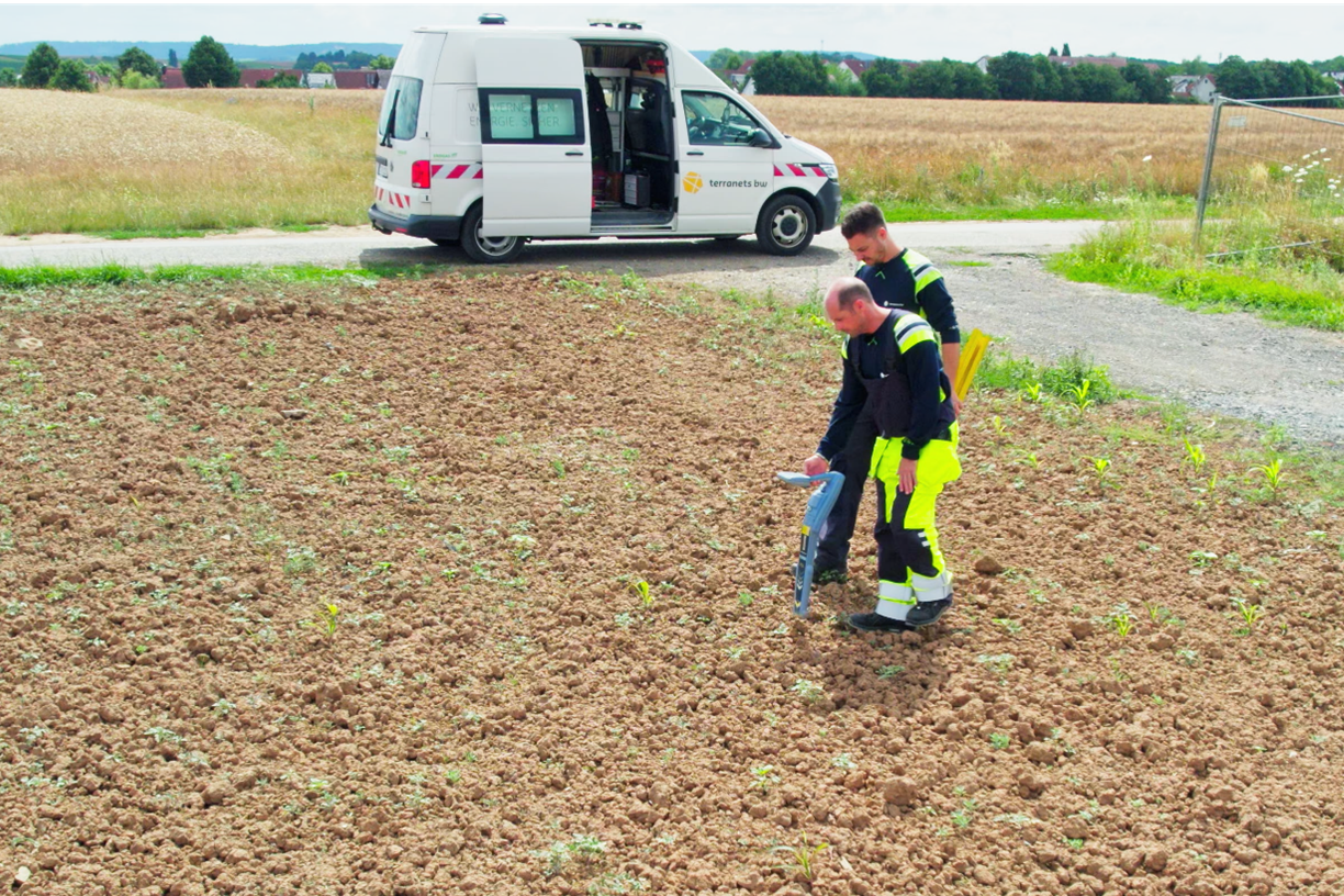 Die Kollegen lokalisieren die Gasleitung