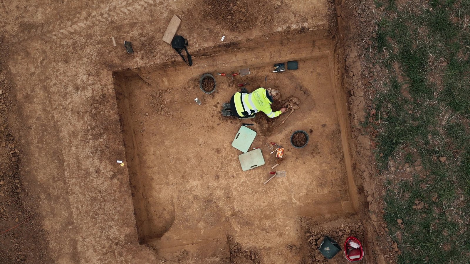 Sichern archäologische Funde auf dem Abschnitt der SEL 