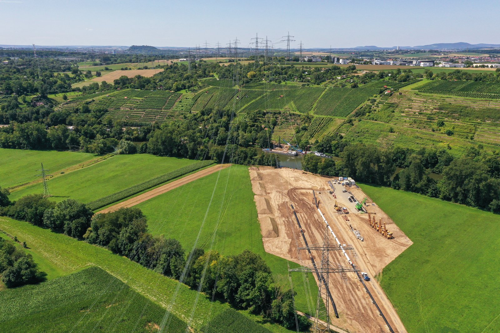 Luftbild von der Dükervorbereitung im Sommer