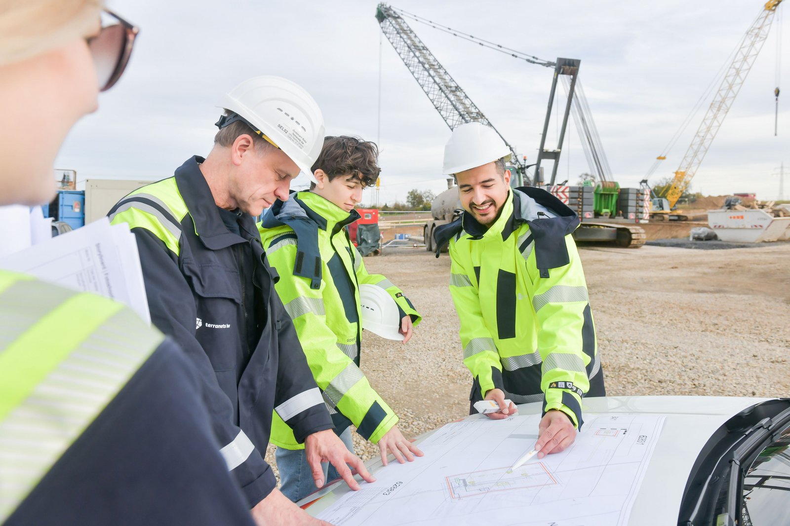 Besprechungen an den Stationen vor Ort