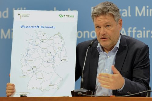 Bundeswirtschaftsminister Robert Habeck stellt das Wasserstoff-Kernnetz vor ©BMWK