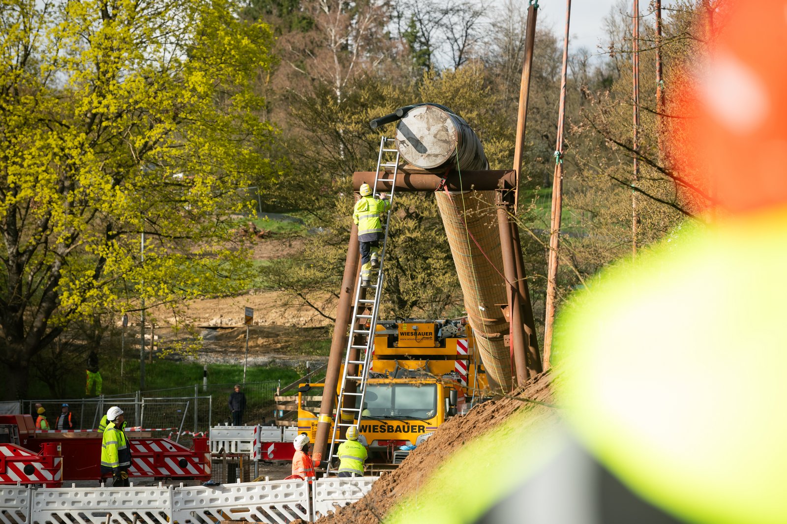Schwergewicht im Einsatz: Verlegung der SEL in der Rems