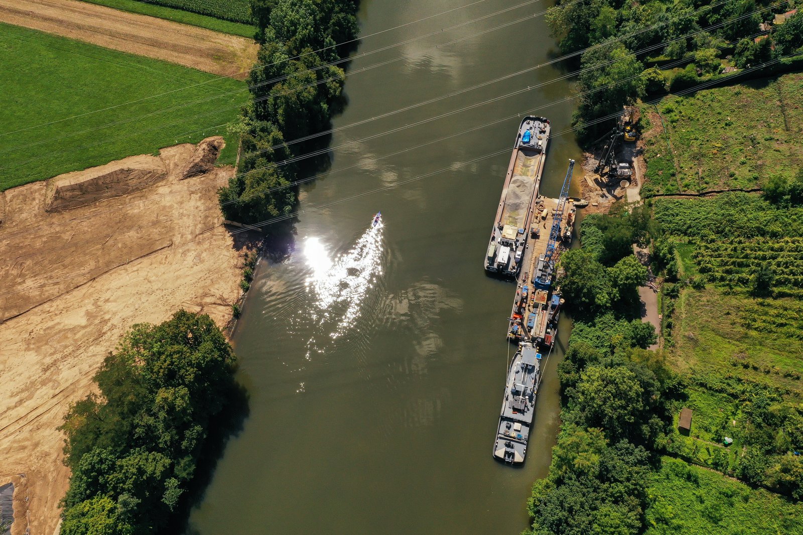 Ponton mit Baumaschine 